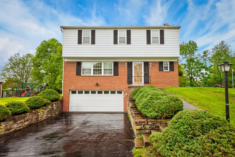 8684 E Barkhurst Dr, Pittsburgh, PA 15237 - #2