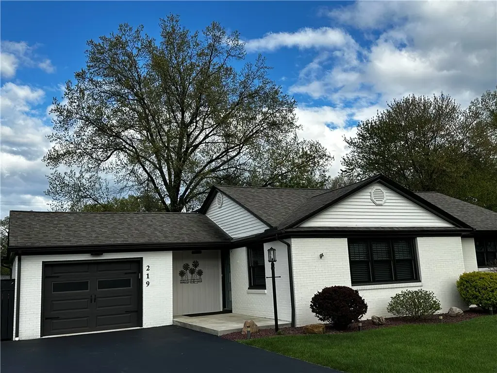 219 Meadowbrook Rd, Hermitage, PA 16148 - #1