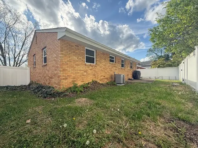 904 Maplewood Dr, Pittsburgh, PA 15234 - #3
