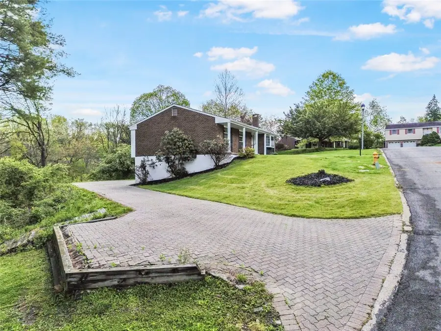 105 Oxford Dr, West Mifflin, PA 15122 - #3