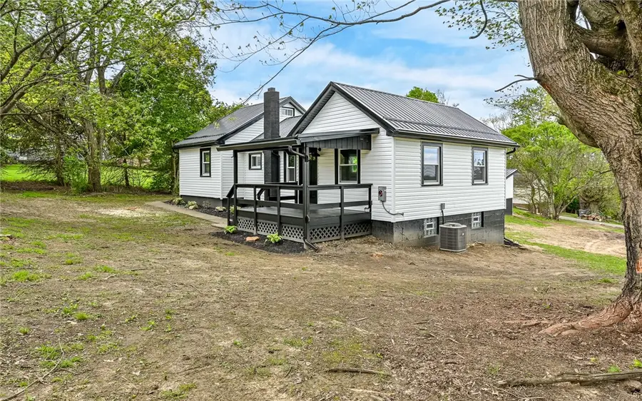 1295 Lark Dr, Ellwood City, PA 16117 - #2