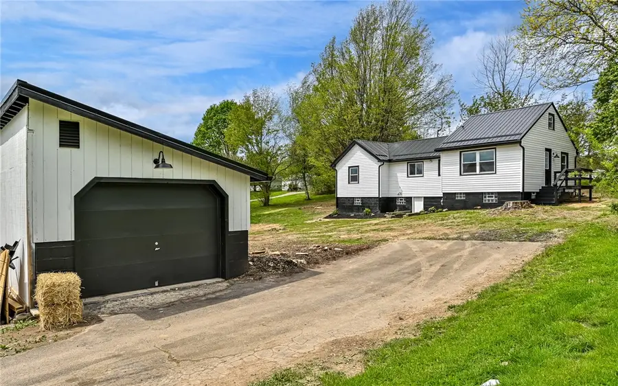 1295 Lark Dr, Ellwood City, PA 16117 - #3