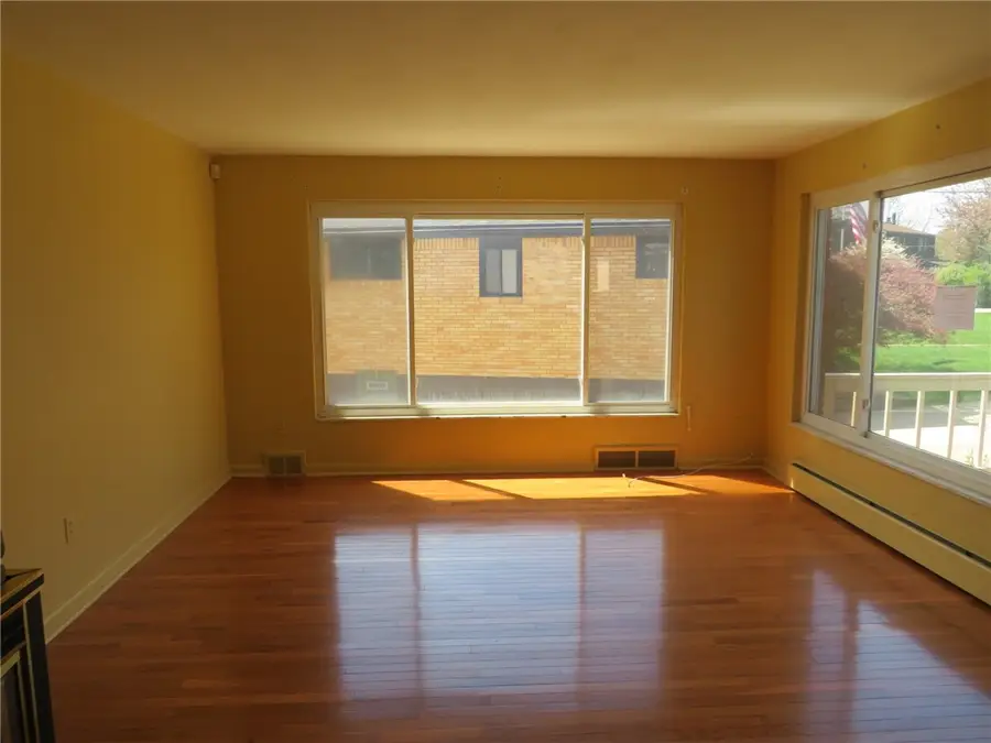2439 Red Oak Dr, Pittsburgh, PA 15220 - #2