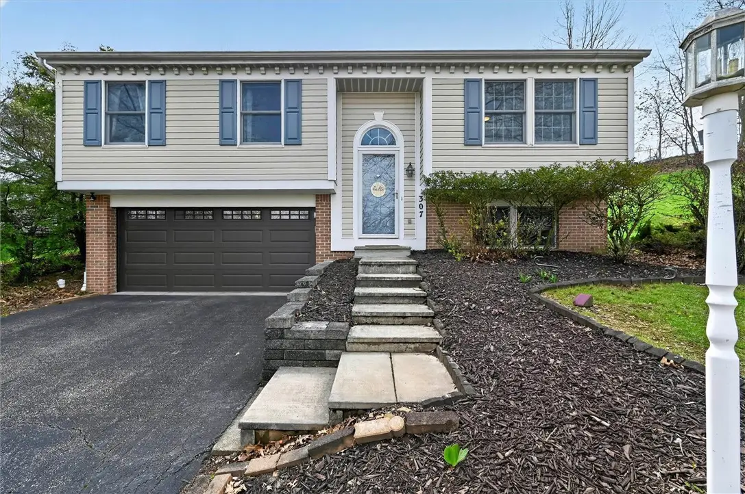 307 Lawrence Pl, Coraopolis, PA 15108 - #1