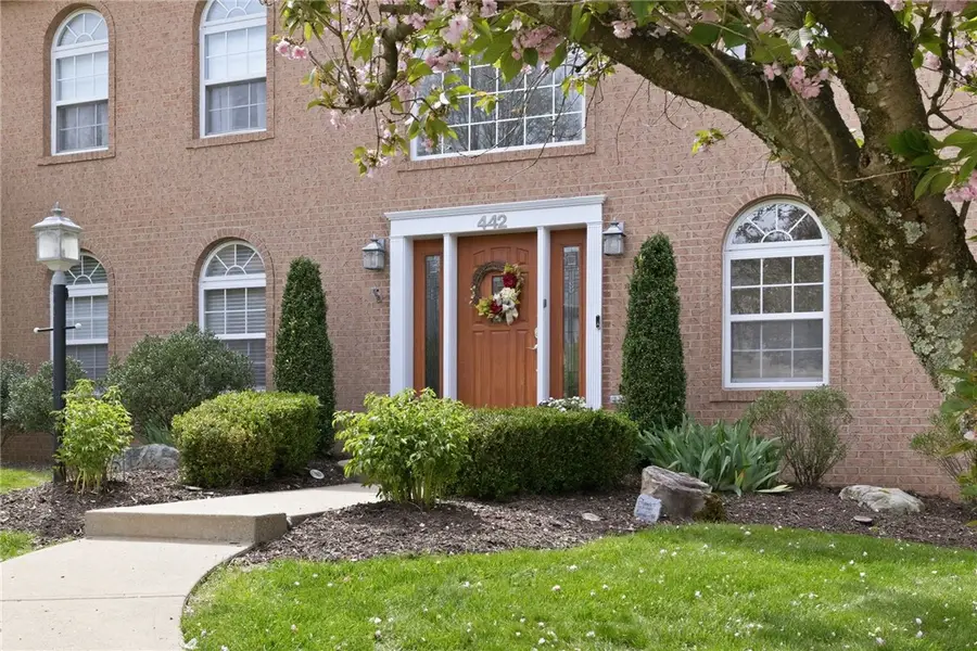 442 Shelbourne Dr, Pittsburgh, PA 15239 - #3