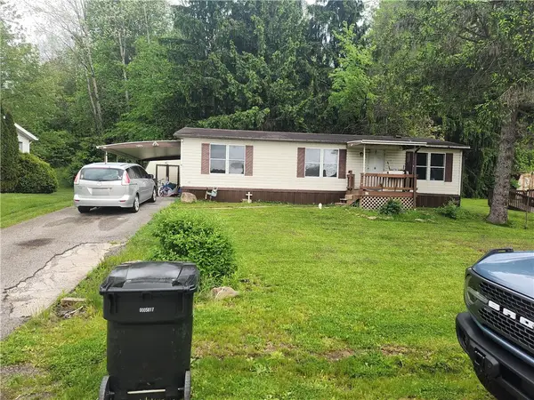 11 Pine Ct, Beaver Falls, PA 15010
