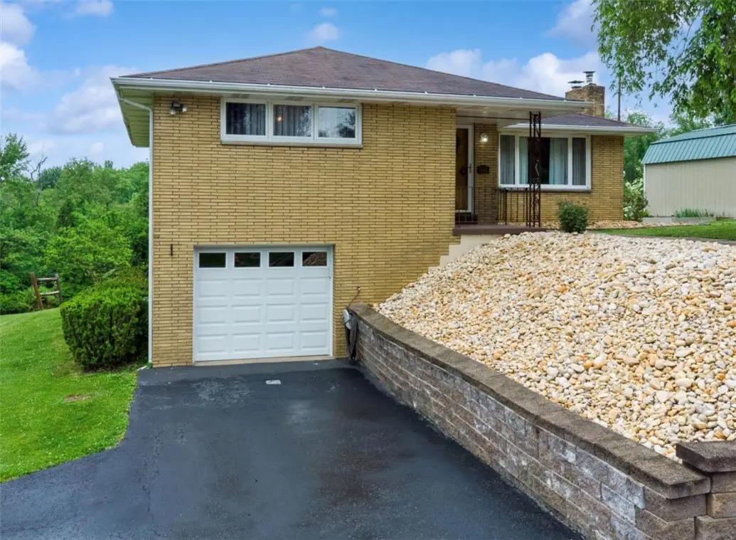 946 Peairs Rd, Elizabeth, PA 15037 - #1