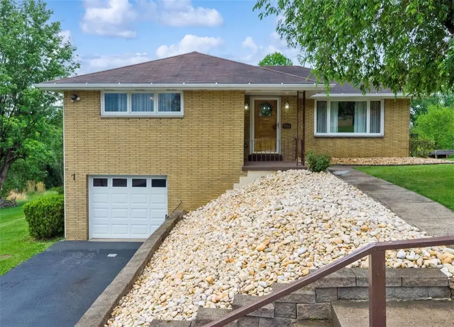 946 Peairs Rd, Elizabeth, PA 15037 - #2