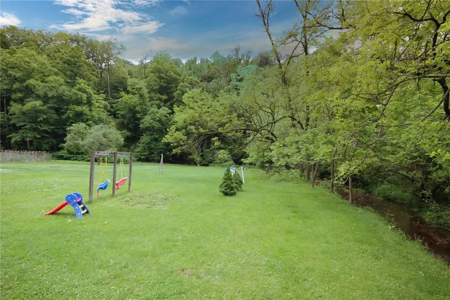 695 Milltown Rd, New Kensington, PA 15068 - #3