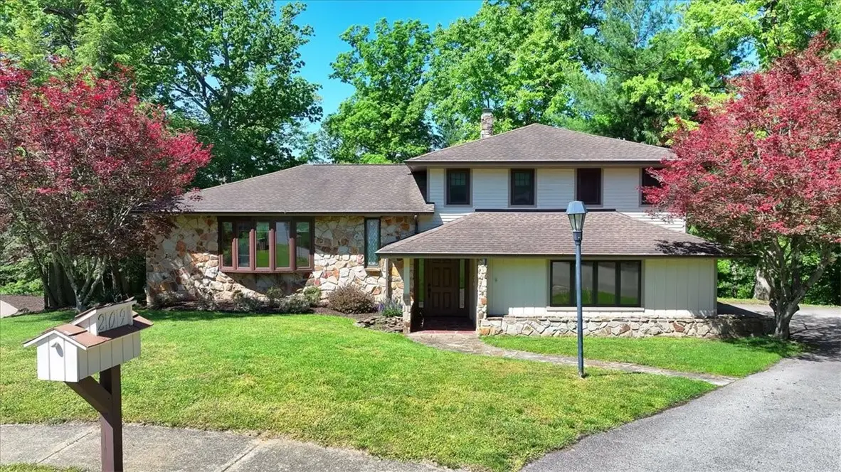 209 Tyburn Woods Dr, Gibsonia, PA 15044 - #1