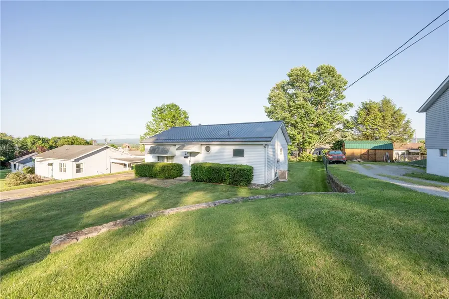 40 Viewmont Dr, Latrobe, PA 15650 - #3