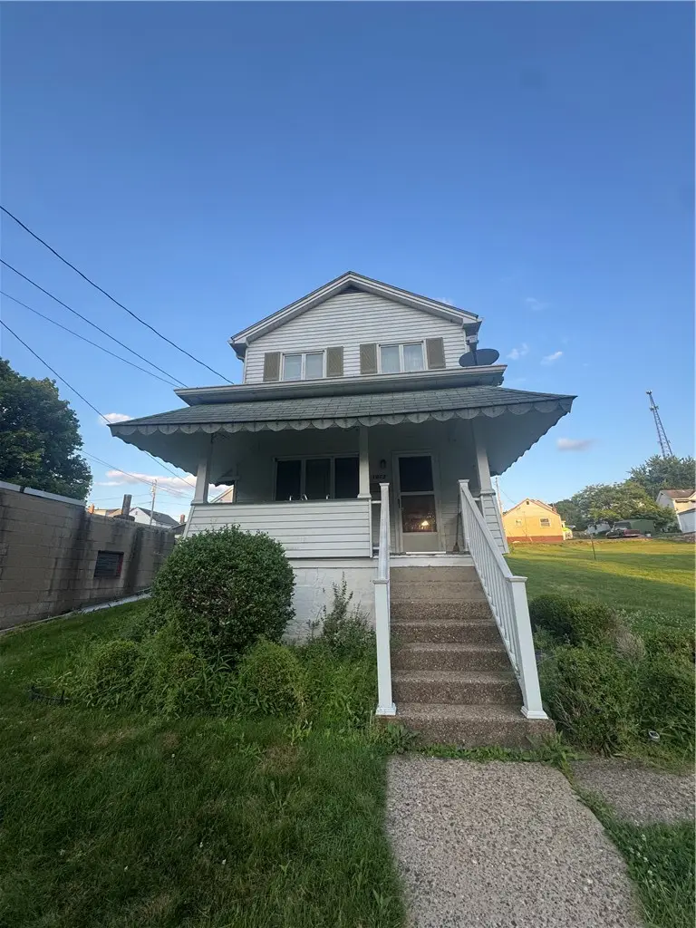 1013 Howell St, Vandergrift, PA 15690 - #2