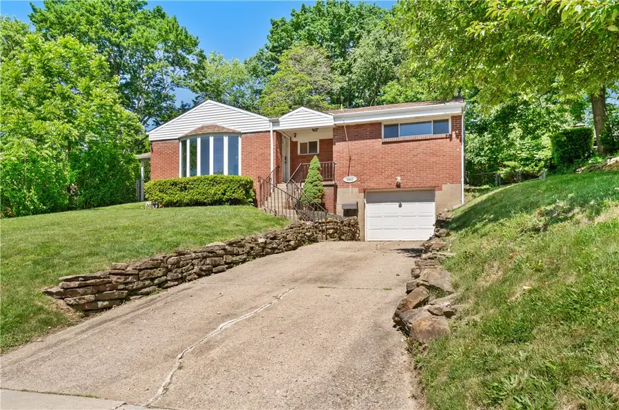 5690 Florida Ave, Bethel Park, PA 15102 - #2