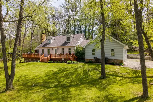 10 Oakridge Ln, Hickory, PA 15340