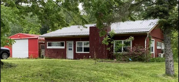9137 N Sunnyside Dr, Linesville, PA 16424