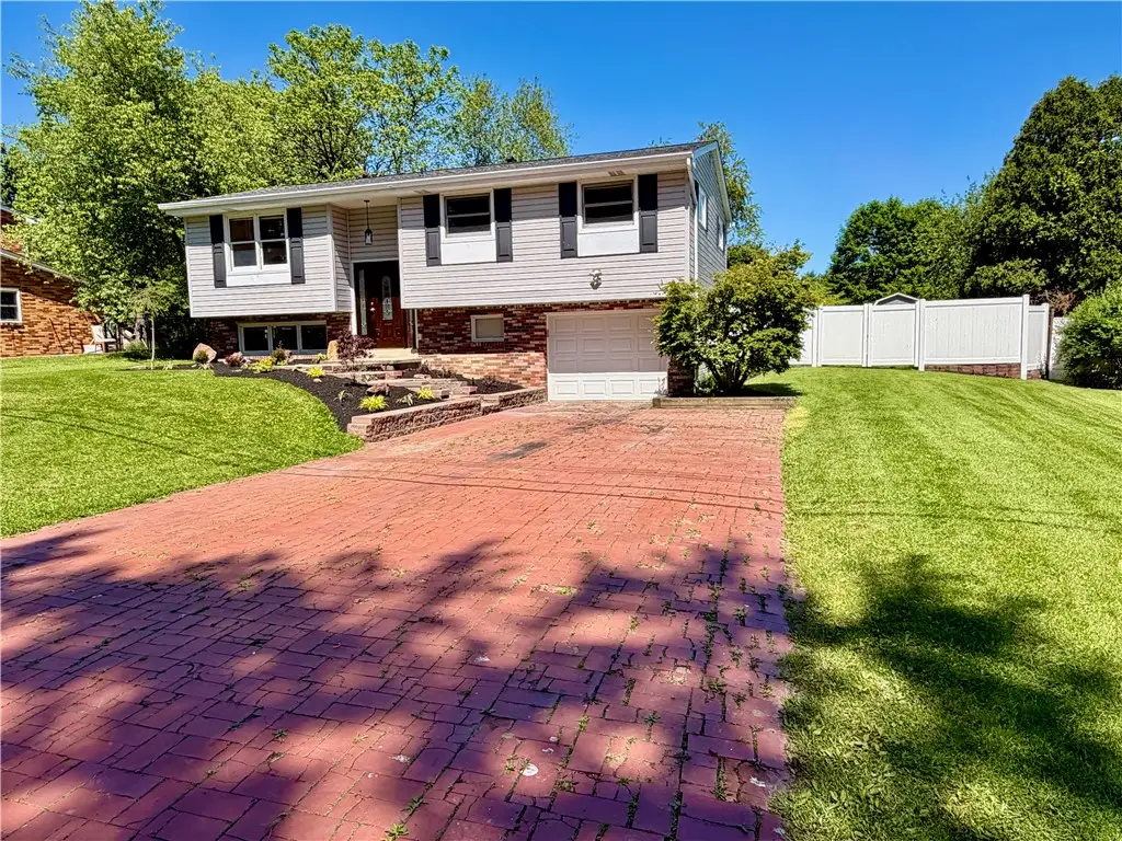 302 Sun Valley Dr, Cranberry, PA 16066 - #1