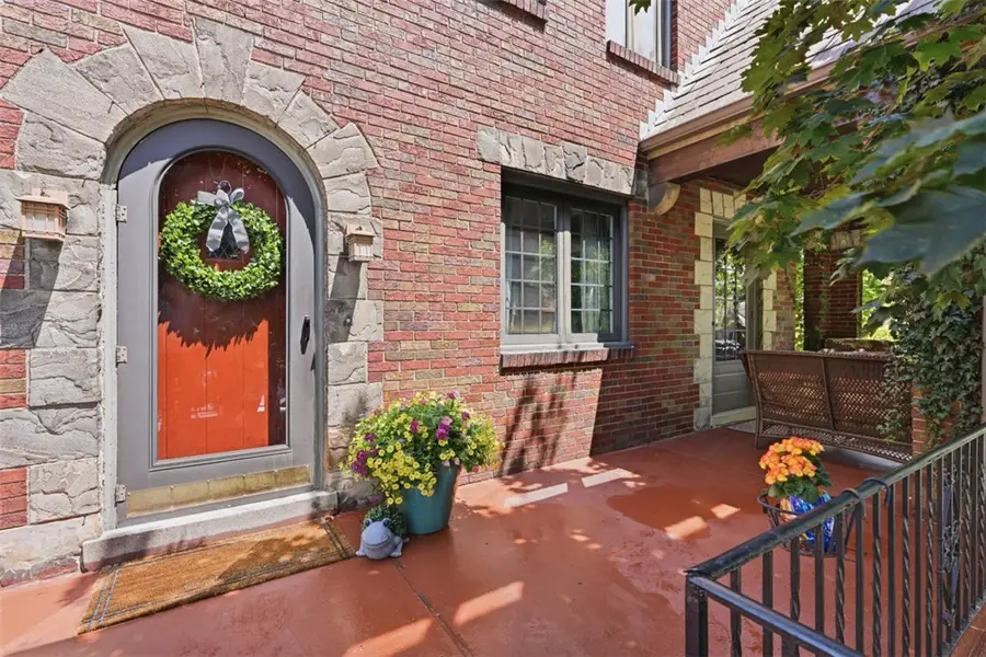 814 Washington Dr, Pittsburgh, PA 15229 - #2
