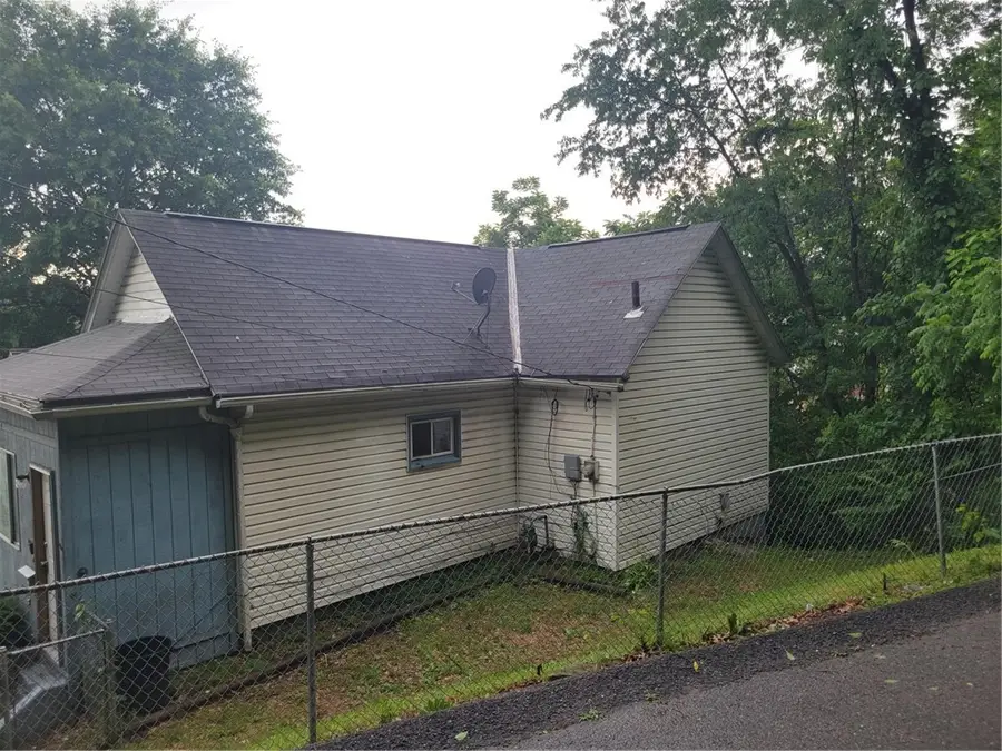 800 6th St, Stowe, PA 15136 - #2
