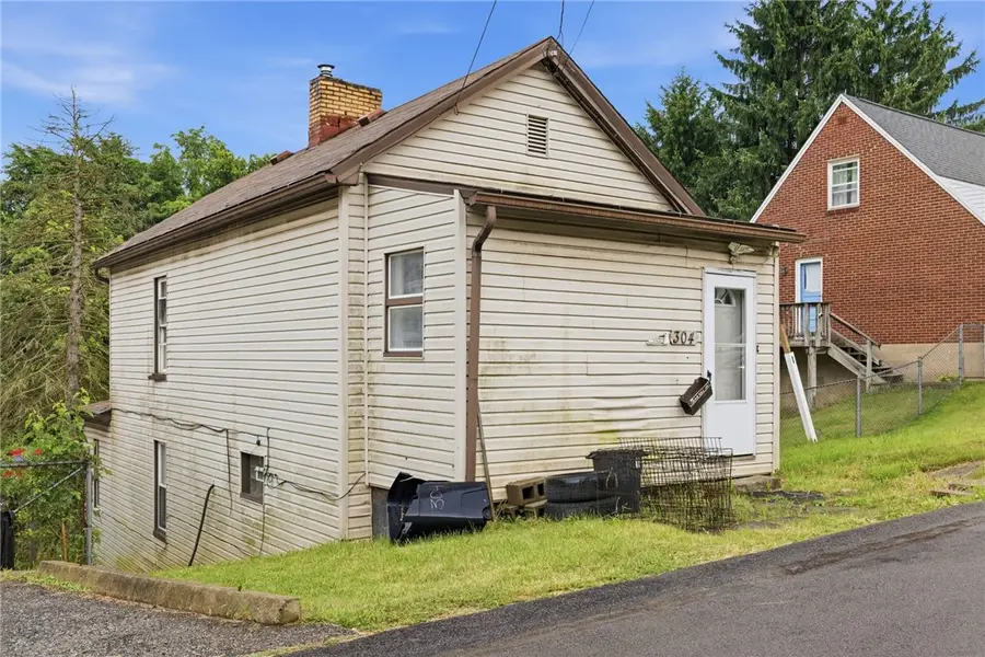 304 Division St, West Mifflin, PA 15122 - #2