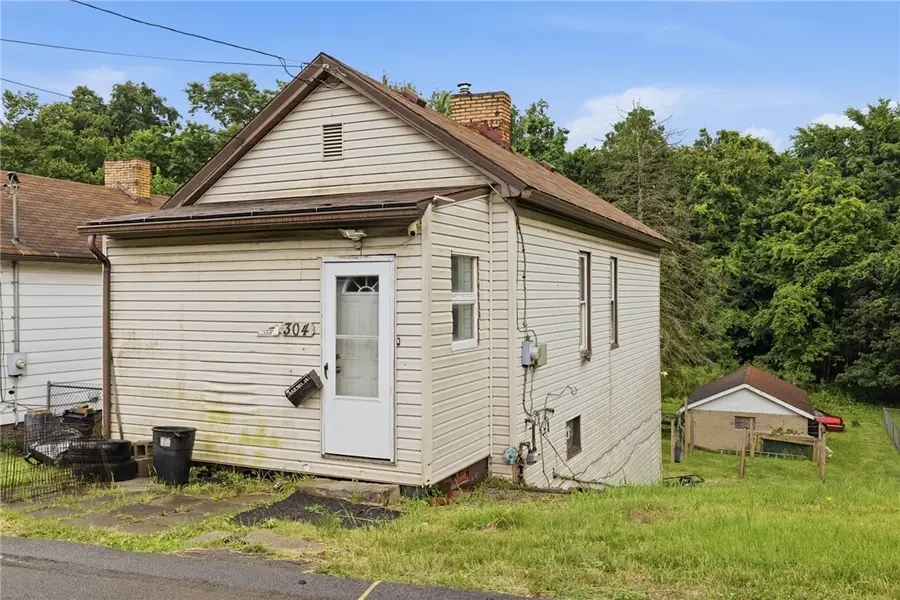 304 Division St, West Mifflin, PA 15122 - #3