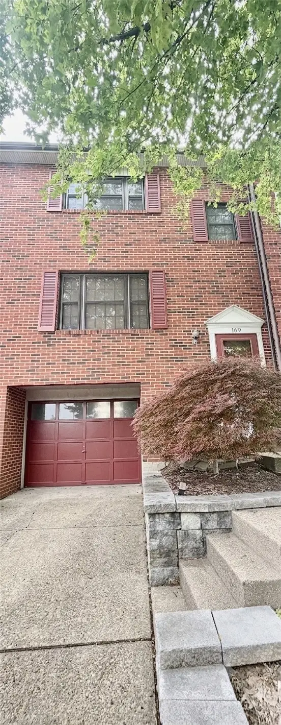 169 London Towne Dr, Pittsburgh, PA 15226