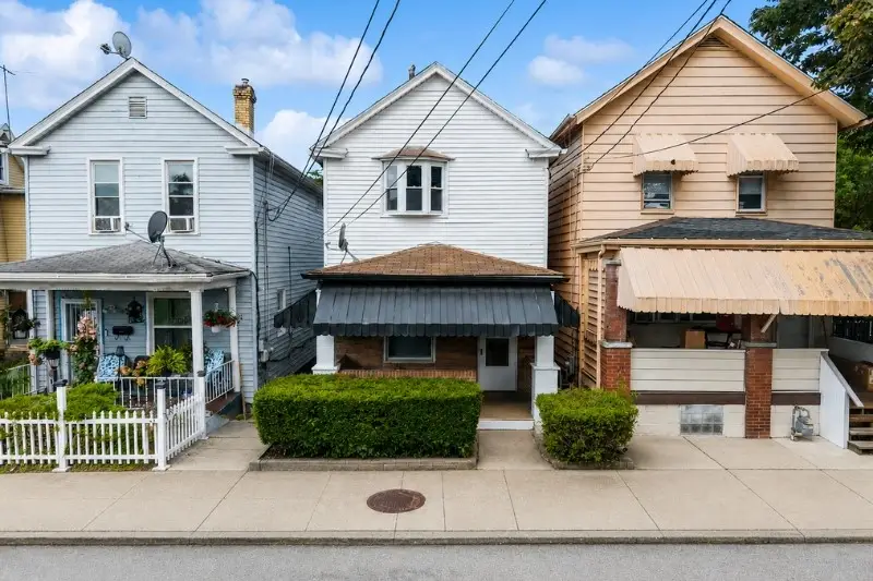 17 13th St, Jeannette, PA 15644 - #1
