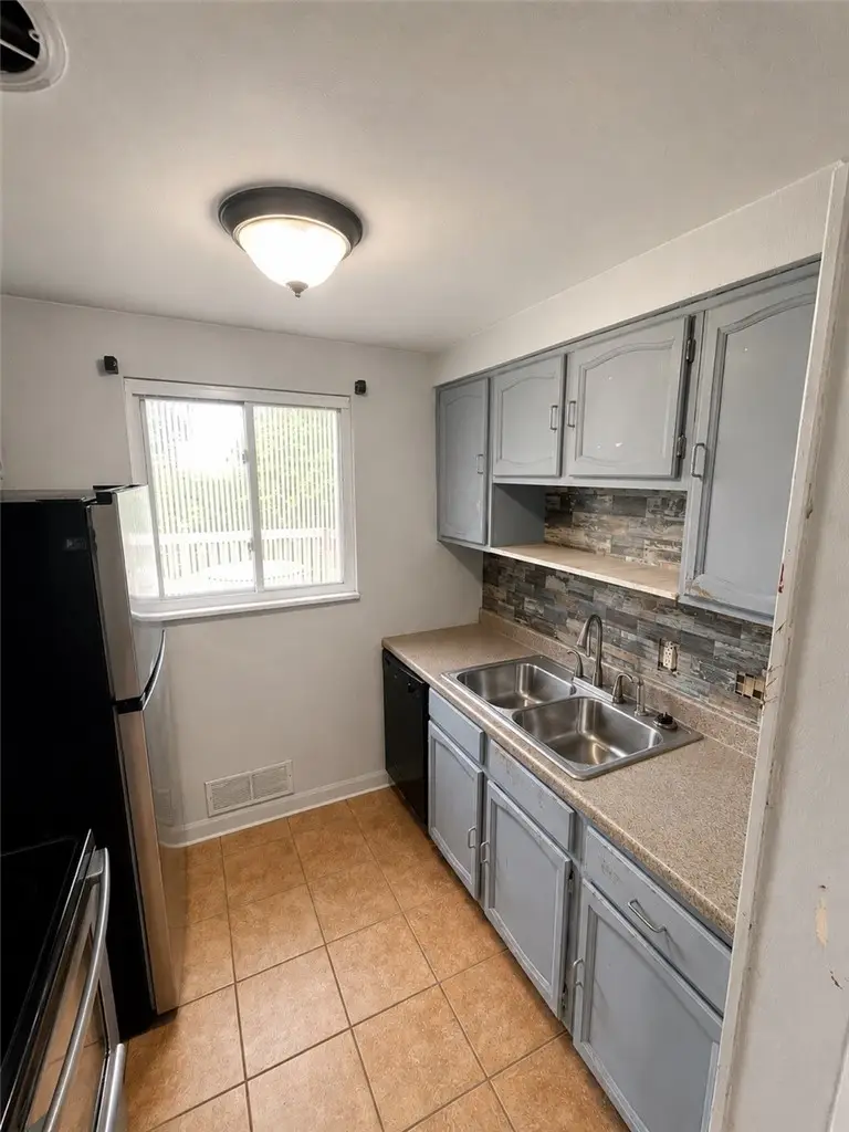 1031 Alquin St, McKeesport, PA 15133 - #2