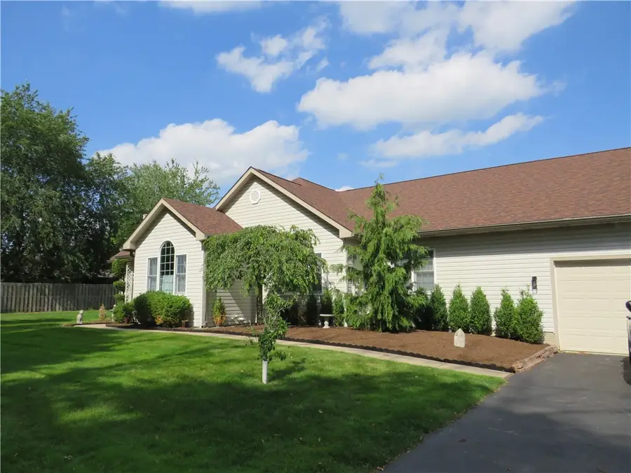 806 Kocher Dr, Grove City, PA 16127 - #2