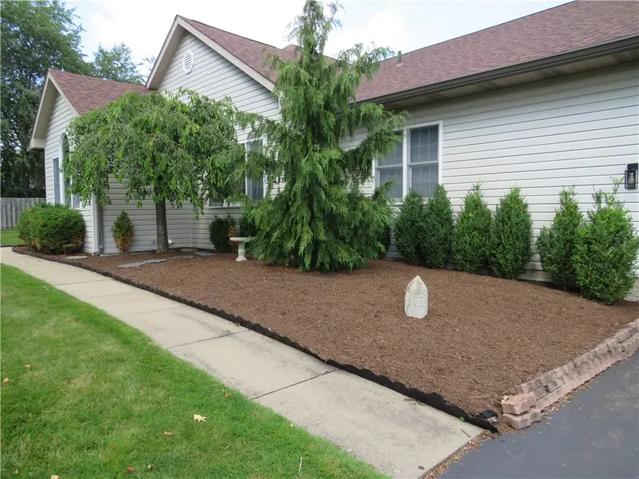 806 Kocher Dr, Grove City, PA 16127 - #3