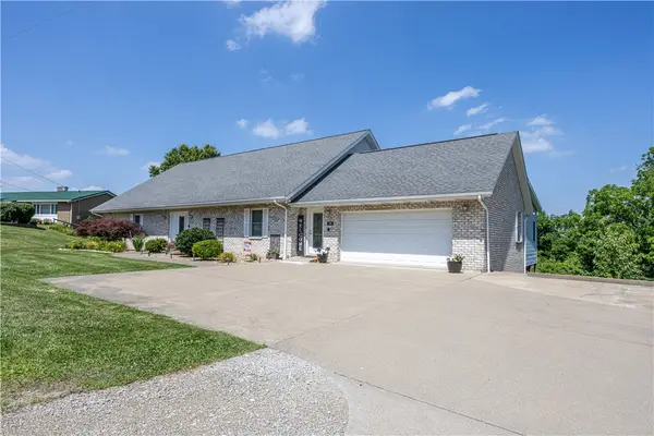 100 Clover Ln, Uniontown, PA 15401