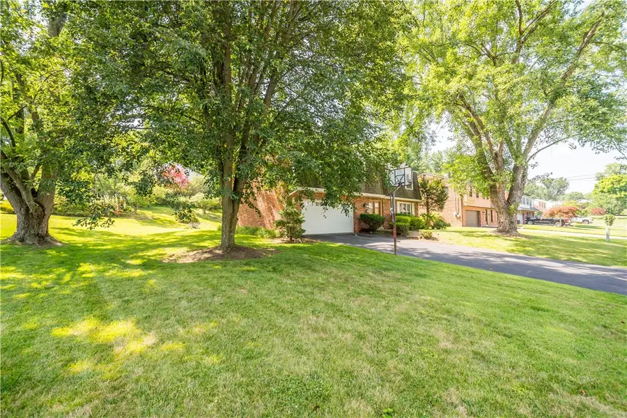 6148 Great Dane Dr, Bethel Park, PA 15102 - #2