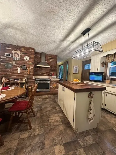739 Melody Ln, New Castle, PA 16101 - #2
