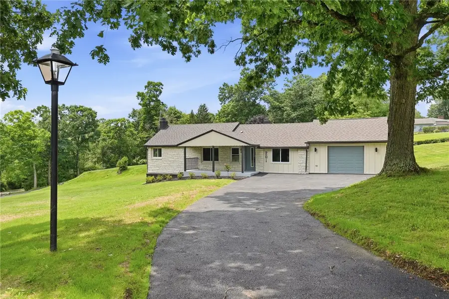 201 Hillvue Dr, Butler, PA 16001 - #2