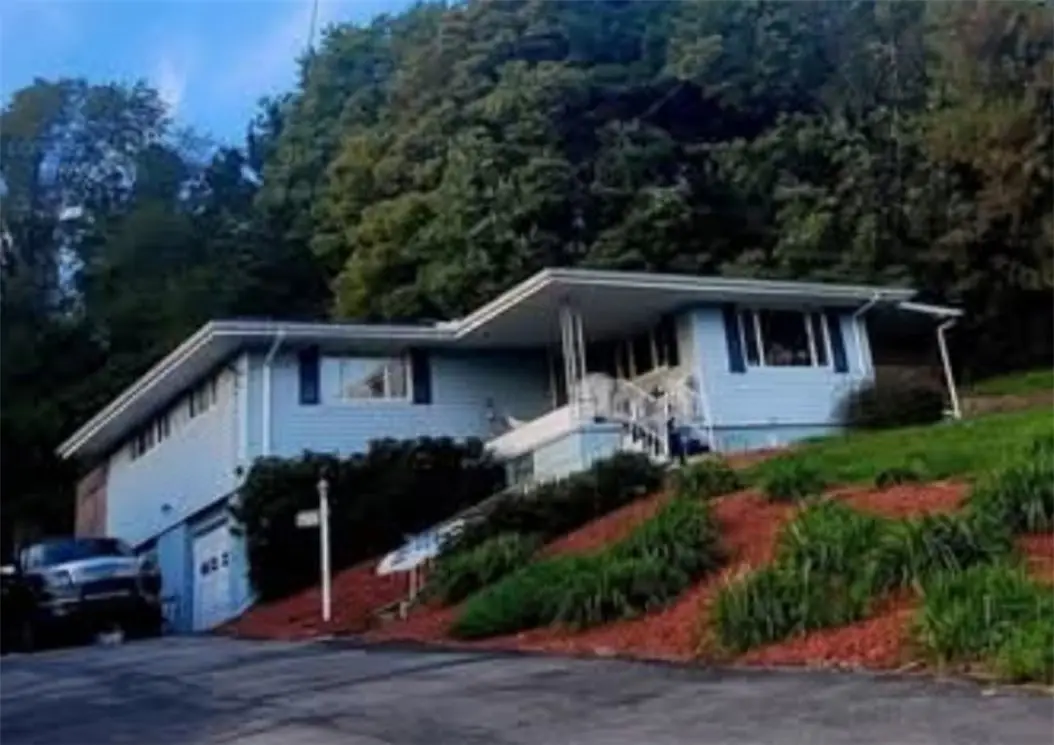4013 Ridgemont Dr, Gibsonia, PA 15044 - #1