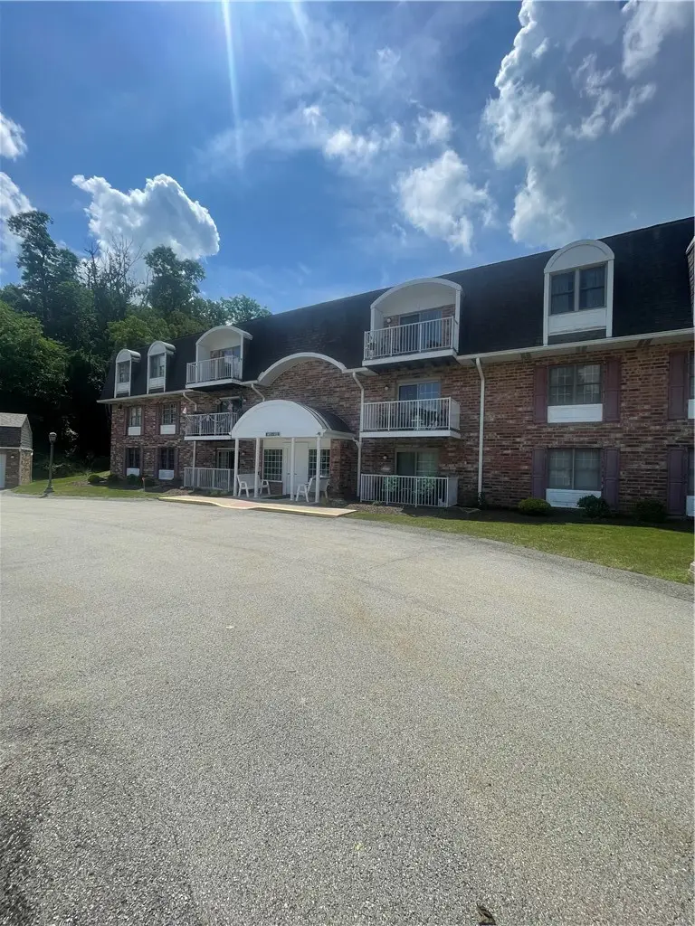 412 Clubhouse Dr, Washington, PA 15301 - #1