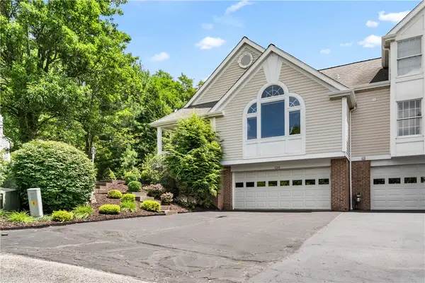 120 Horseshoe Cir East, Canonsburg, PA 15317