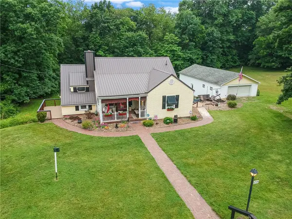1720 Royal Dr, Ellwood City, PA 16117