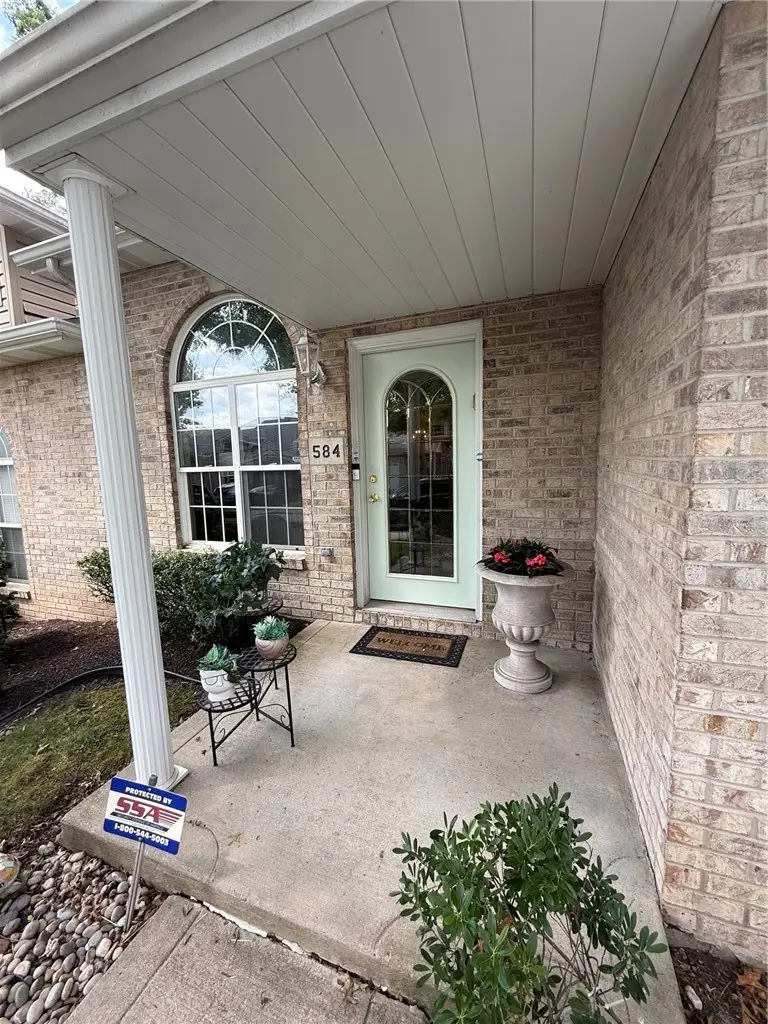 584 Newport Dr, Pittsburgh, PA 15235 - #2