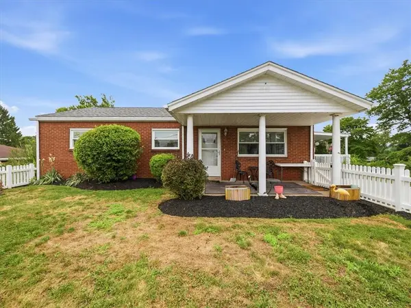 110 Crest Dr, Monaca, PA 15061