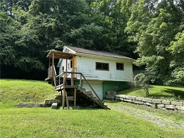2883 Portersville Rd, Ellwood City, PA 16117