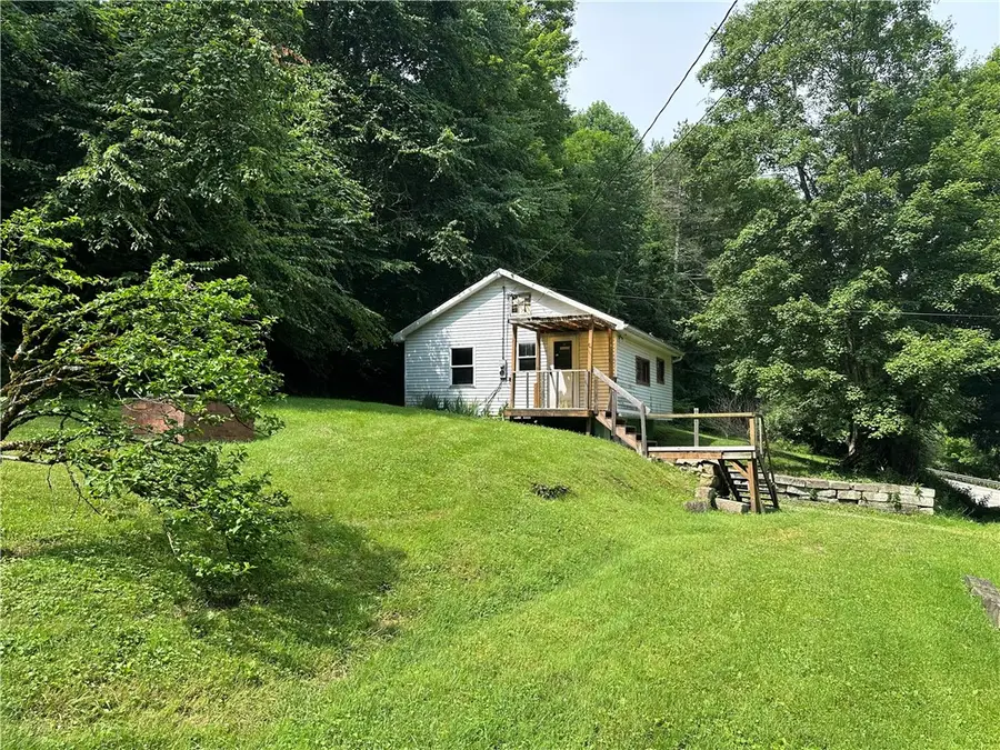 2883 Portersville Rd, Ellwood City, PA 16117 - #3