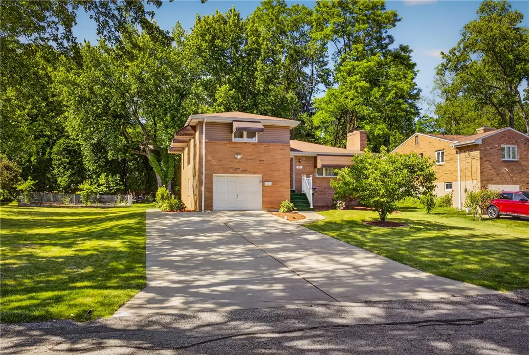 201 Santa Fe Dr, Bethel Park, PA 15102 - #1
