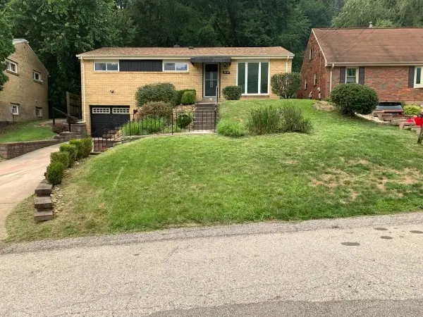 1212 Robinia Dr, Pittsburgh, PA 15221