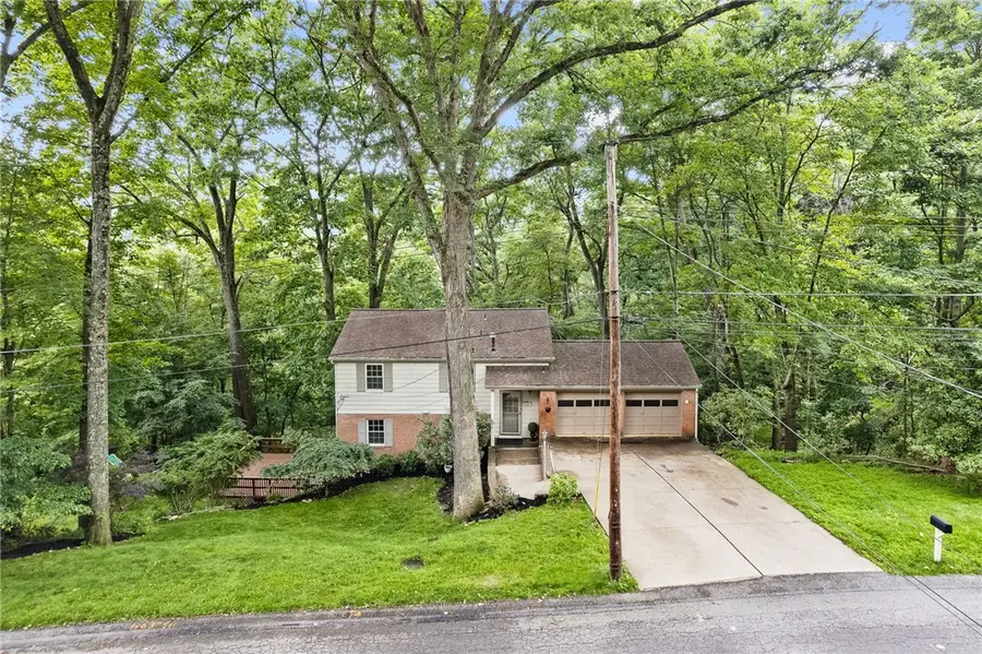 8648 W Barkhurst Dr, Pittsburgh, PA 15237 - #2