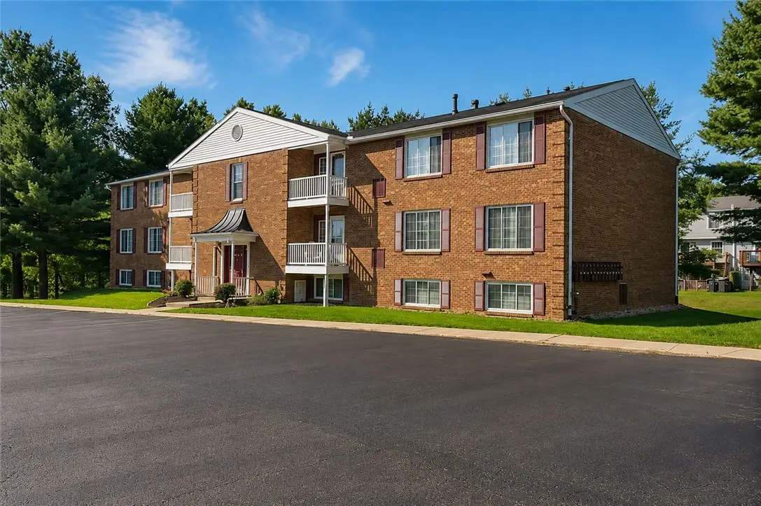 951 Wood Hollow Dr, Cranberry, PA 16066 - #1