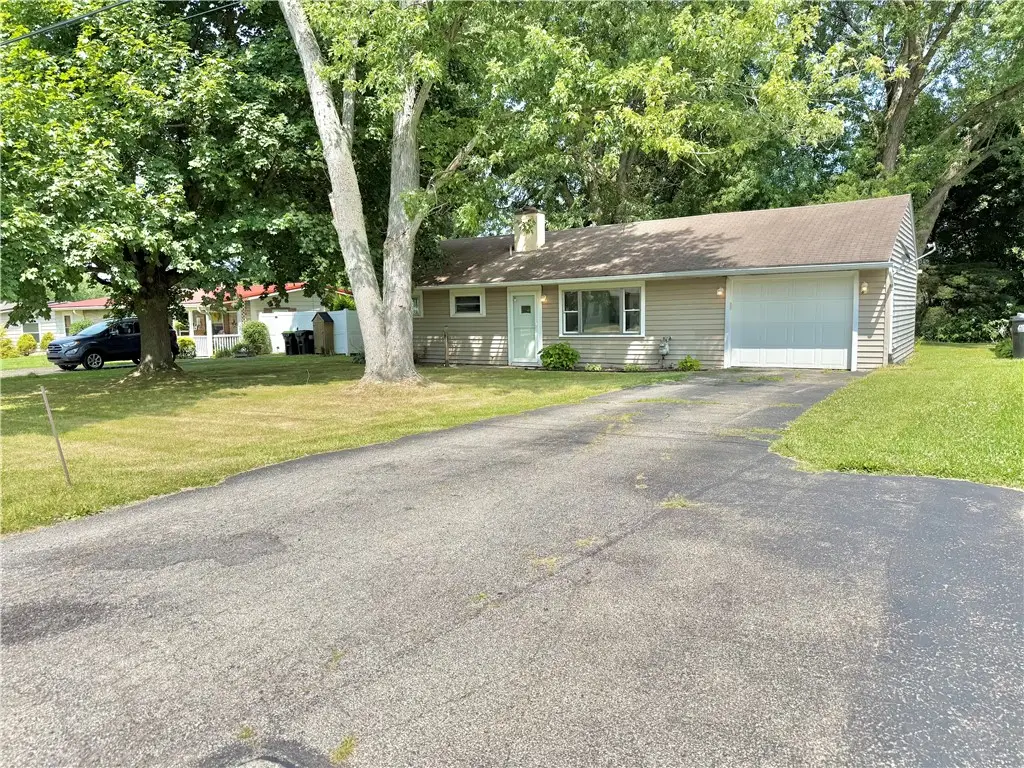 360 Crestwood Dr, New Castle, PA 16101 - #1