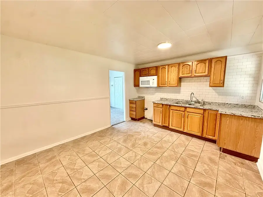 360 Crestwood Dr, New Castle, PA 16101 - #2