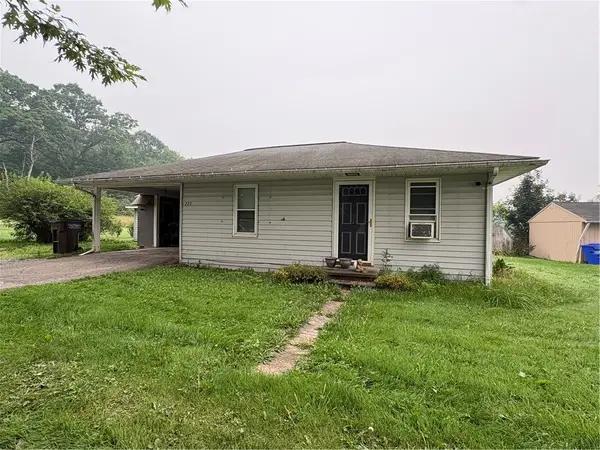 227 W Henry St, Harrisville, PA 16038