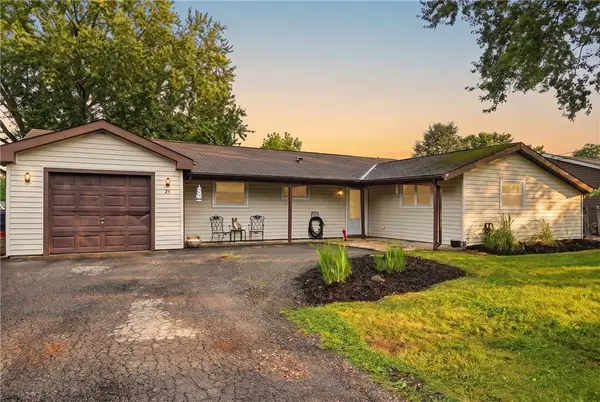 25 Dover Dr, Cranberry Twp, PA 16066