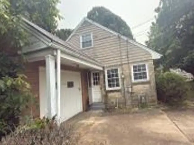 126 Magnolia Dr, Glenshaw, PA 15116 - #1